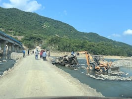 Camión de volteo cae al río Garcés en tramo Álamo–Tamazunchale