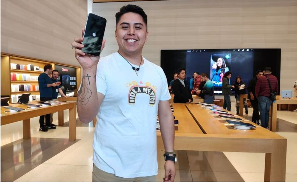Arturo Delgado, el primer mexicano en comprar el iPhone 15 | Foto: El Universal