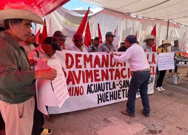 Habitantes de Huehuetla deben andar horas a caballo para acarrear agua