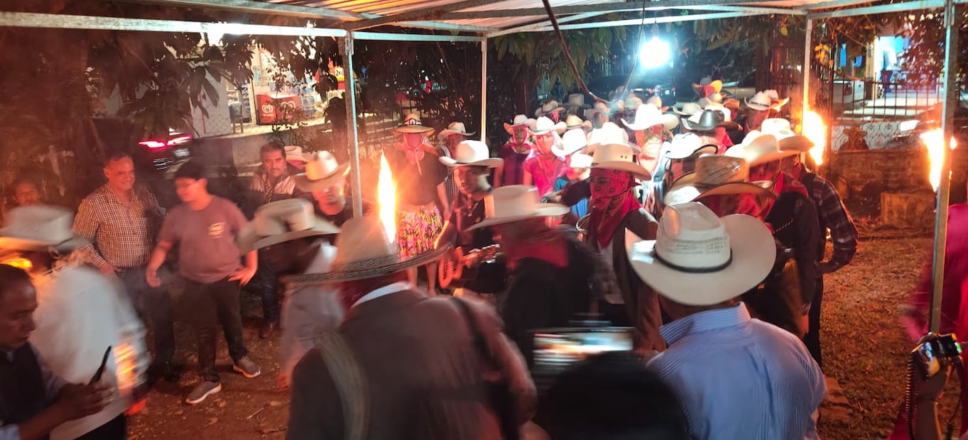 En Huejutla, el camino al Xantolo comienza con la Bajada de Máscaras | Foto: Francisco Bautista