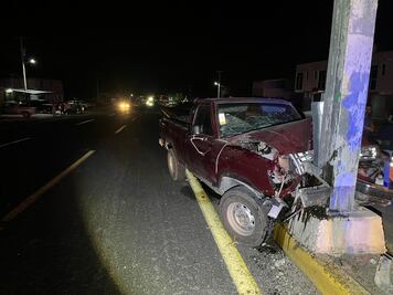 Conductor choca contra un poste en la carretera México–Laredo
