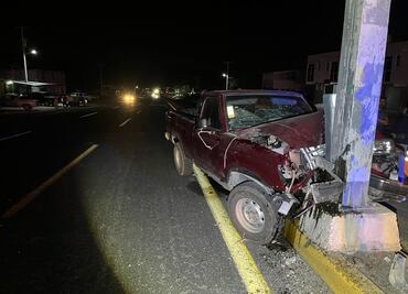 Conductor choca contra un poste en la carretera México–Laredo