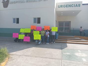 Trabajadores eventuales del Programa IMSS Bienestar se manifiestan en Huejutla