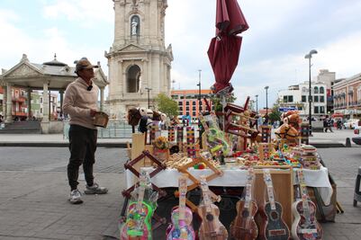 Juan mantiene viva la tradición familiar de juguetes de madera en Pachuca