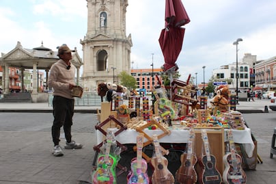 Juan mantiene viva la tradición familiar de juguetes de madera en Pachuca