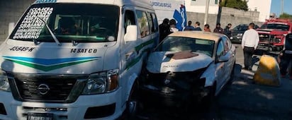 Choque entre dos unidades de transporte público deja seis personas lesionadas en San Agustín Tlaxiaca