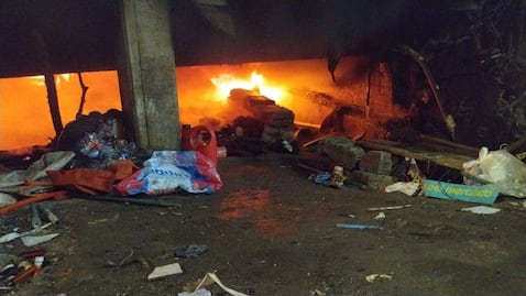 En Tulancingo, incendio debajo de puente alertó a la población; una persona resultó intoxicada