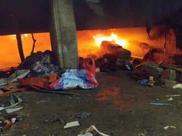 En Tulancingo, incendio debajo de puente alertó a la población; una persona resultó intoxicada