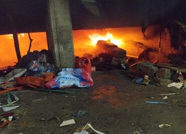 En Tulancingo, incendio debajo de puente alertó a la población; una persona resultó intoxicada