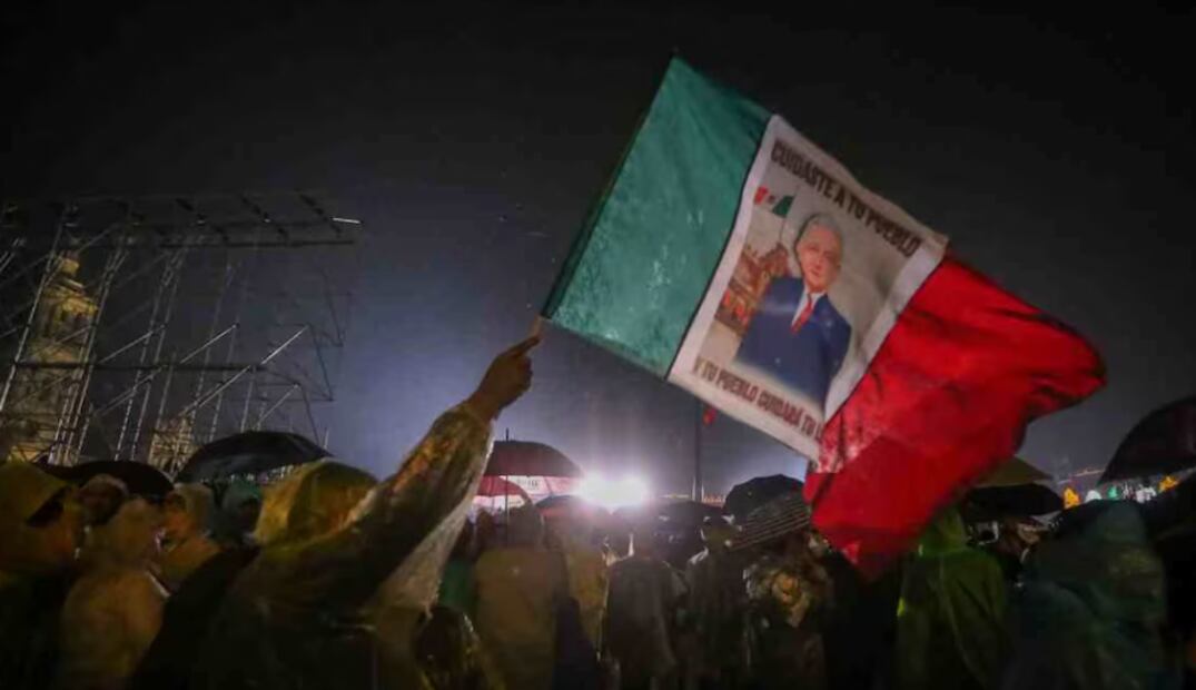 Alumbrado por fiestas patrias continúa a pesar de la lluvia que azotó al Zócalo capitalino. Foto: Luis Camacho/EL UNIVERSAL