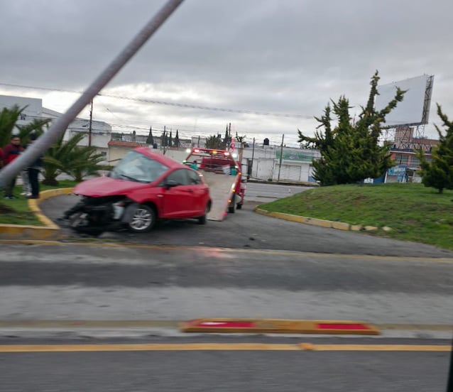 Auto choca contra poste sobre el carril confinado en Pachuca 