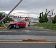 Auto choca contra poste sobre el carril confinado en Pachuca