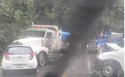 Carambola en la México-Tampico; tres vehículos involucrados