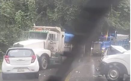 Carambola en la México-Tampico; tres vehículos involucrados