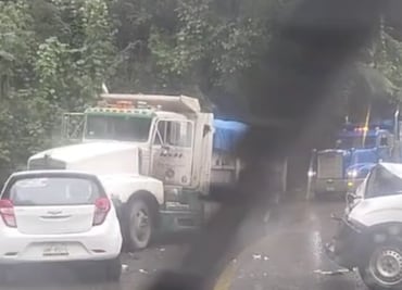 Carambola en la México-Tampico; tres vehículos involucrados