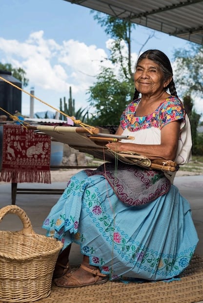 Martina García Cruz: reconocida artesana hñähñú recibe medalla al mérito por la diversidad cultural | Foto: Especial