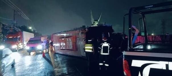 Vuelca un camión de pasajeros que viajaba de Pachuca a CDMX