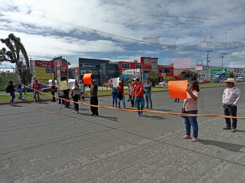 Habitantes de la colonia Amazonas en Pachuca acusan despojo de terrenos y bloquean el bulevar Santa Catarina | Foto: Lorena Rosas