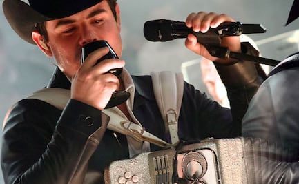 Misterioso apagón y regalo conmueven a Alfredo Olivas durante su presentación en Pachuca