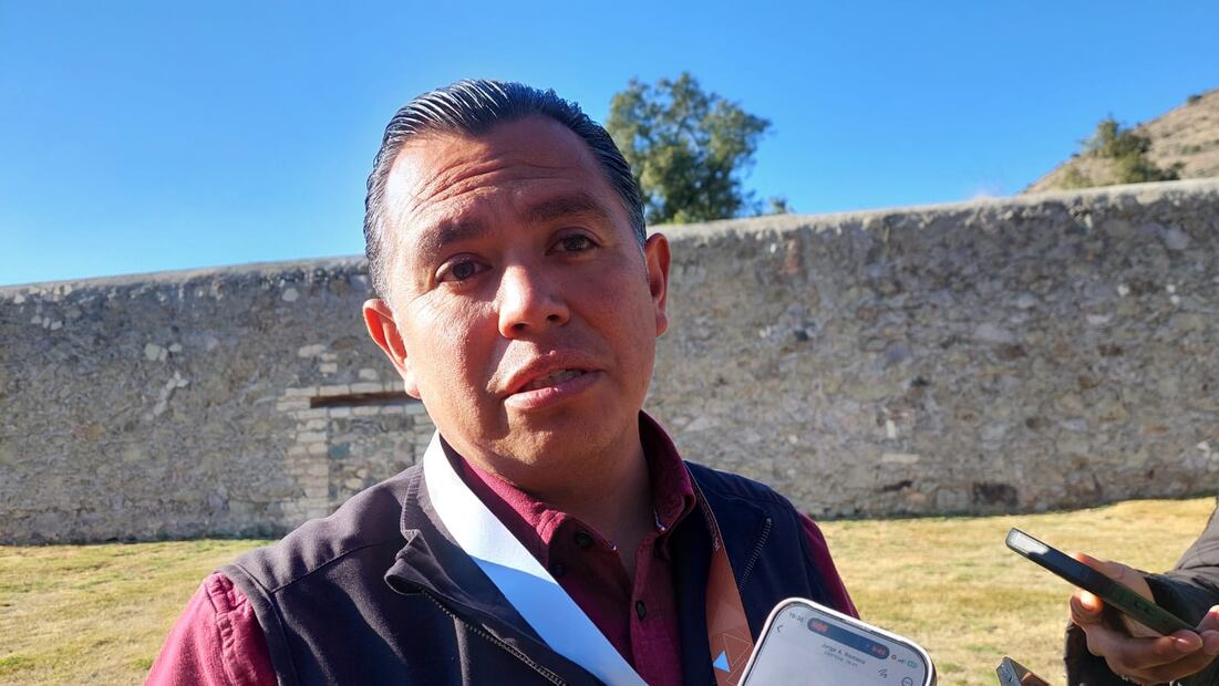 Alcalde de Cuautepec acusa falta de apoyo de Pemex para caminos | Foto: Lorena Rosas