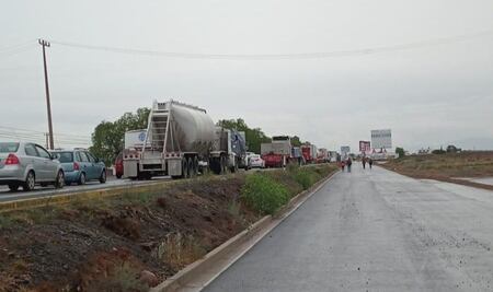 Bloqueo de la México-Pachuca, a la altura de Zapotlán