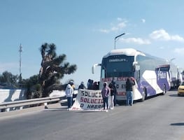 Estudiantes de “El Mexe” bloquean vialidades en Pachuca y retienen autobuses para exigir atención a sus demandas