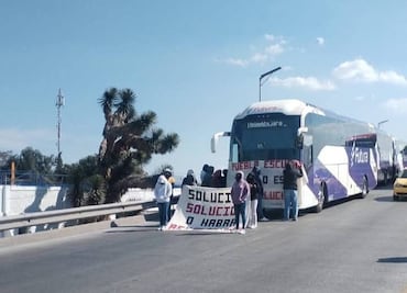 Estudiantes de “El Mexe” bloquean vialidades en Pachuca y retienen autobuses para exigir atención a sus demandas