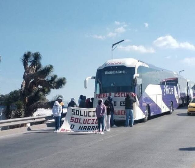 Estudiantes de “El Mexe” bloquean vialidades en Pachuca y retienen autobuses para exigir atención a sus demandas