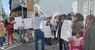 Padres de familia toman por segundo día primaria en La Lagunilla, exigen intendente y dos maestros