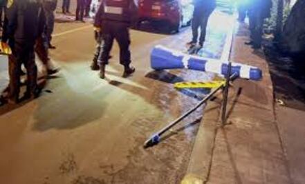 Intenta evadir el alcoholímetro y se estrella con las vallas