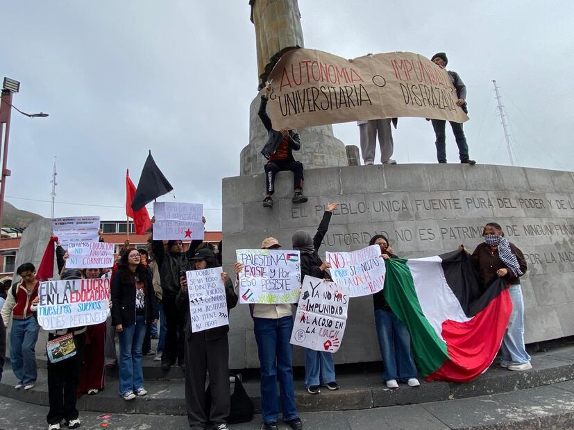 La marcha por la autonomía de la UAEH colapsó durante varias horas el Centro de Pachuca | Foto: Luis Soriano