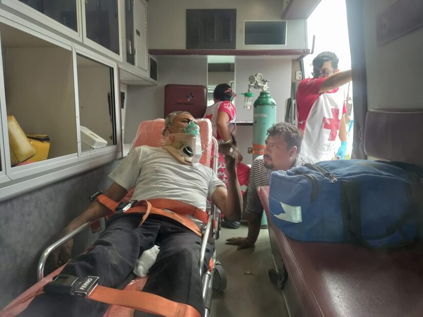 Hombre de 50 años sobrevive tras quedar atrapado bajo un autobús en Huejutla | Foto: Especial