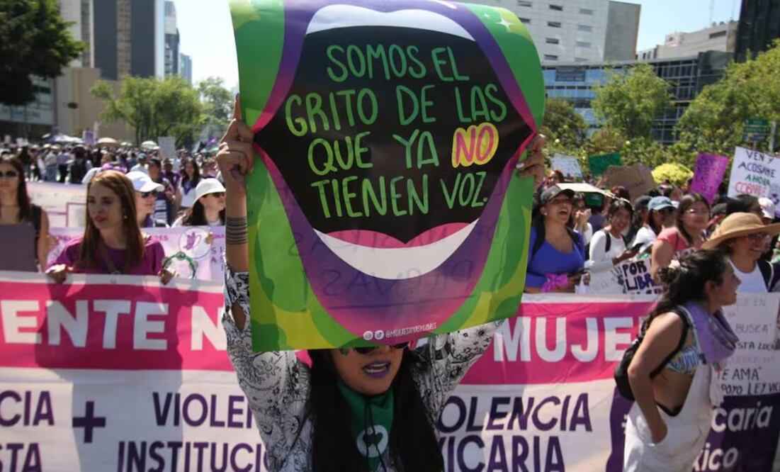"Somos el grito de las que no tienen voz", reclaman las mujeres en la marcha del 8M. / Foto: Carlos Mejía / EL UNIVERSAL