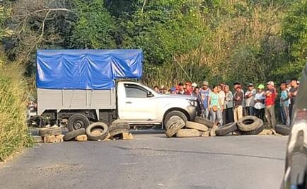 Habitantes de Teacal bloquean carretera tras choque que dejó sin luz a la comunidad