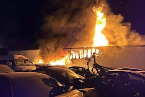Incendio consume decenas de vehículos en corralón de Tizayuca durante la madrugada