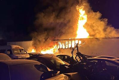 Incendio consume decenas de vehículos en corralón de Tizayuca durante la madrugada