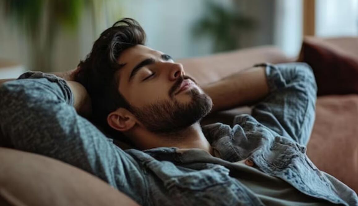 Los investigadores sugieren que las siestas deberían ser una parte fundamental de una rutina saludable. Fuente: Freepik.