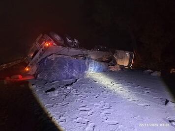 Vuelca tráiler sobre la autopista México-Tuxpan