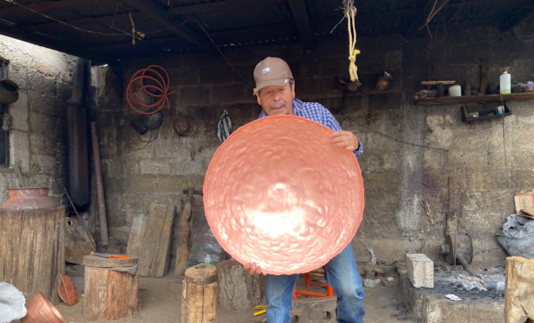 Luciano Guzmán Gutiérrez pone sus manos ya curtidas sobre el vientre redondo de un alambique recién creado. Dice que “cada uno tiene su propio carácter”, como si hablara de una persona. I Foto: Luis Soriano