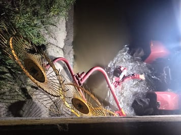 Tractor cae a canal de aguas negras y conductor pierde la vida