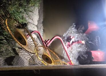 Tractor cae a canal de aguas negras y conductor pierde la vida