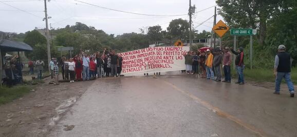 Pobladores de Las Pilas bloquean carretera México-Tampico por problemas en el panteón local