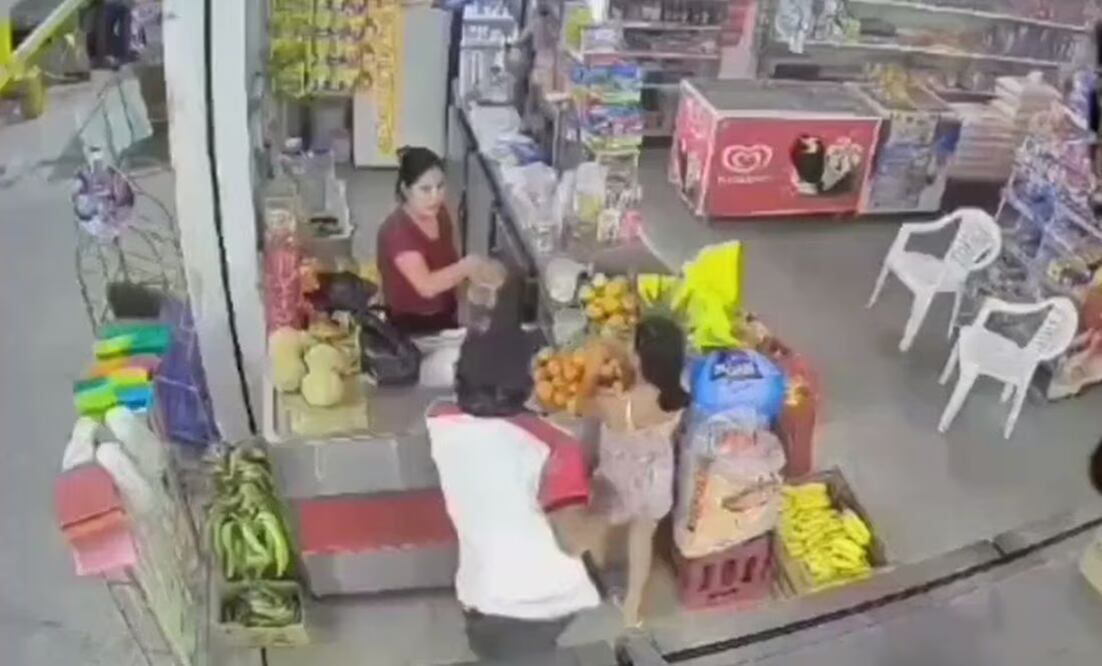 Una niña que fue a la tienda fue agredia por un sujeto que comenzó a toquetearla, aprovechando que la cajera no podía ver lo que hacía | Captura de video