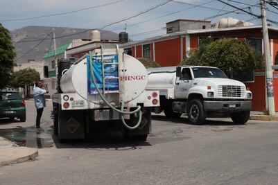 Piperos regalan agua a vecinos de Santa Julia tras bloqueos en Pachuca