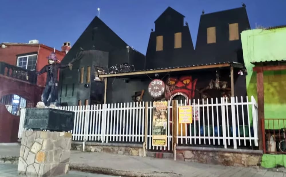 La casa del europeo Erasmo Núñez, conocido como “El Curro”, ahora es la Casa del Terror, ubicada en Santa Eulalia, cabecera del municipio de Chihuahua. La leyenda cuenta que lo mataron por no revelar dónde estaba escondida su fortuna. Foto: Mario Trillo/Cortesía.