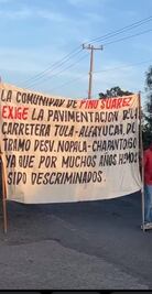 Pobladores de Pino Suárez bloquean carretera por falta de mantenimiento