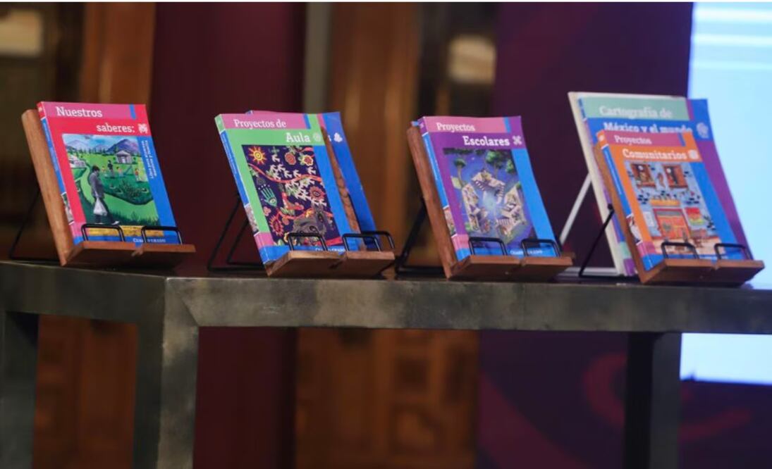 Exposición de libros de texto gratuitos en conferencia de prensa de la SEP. Foto: Berenice Fregoso El Universal