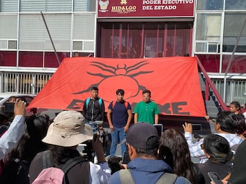 Reclaman estudiantes de El Mexe internado, uniformes y combis