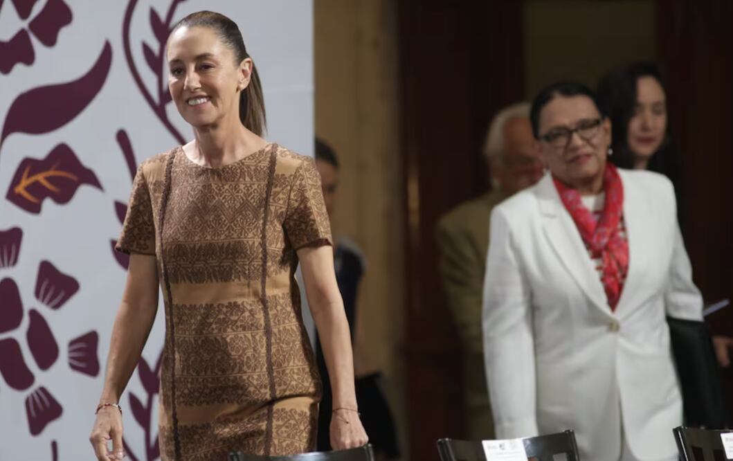 La presidenta Claudia Sheinbaum llega a la conferencia matutina en Palacio Nacional el 9 de mayo de 2025. Foto: Carlos Mejía / EL UNIVERSAL