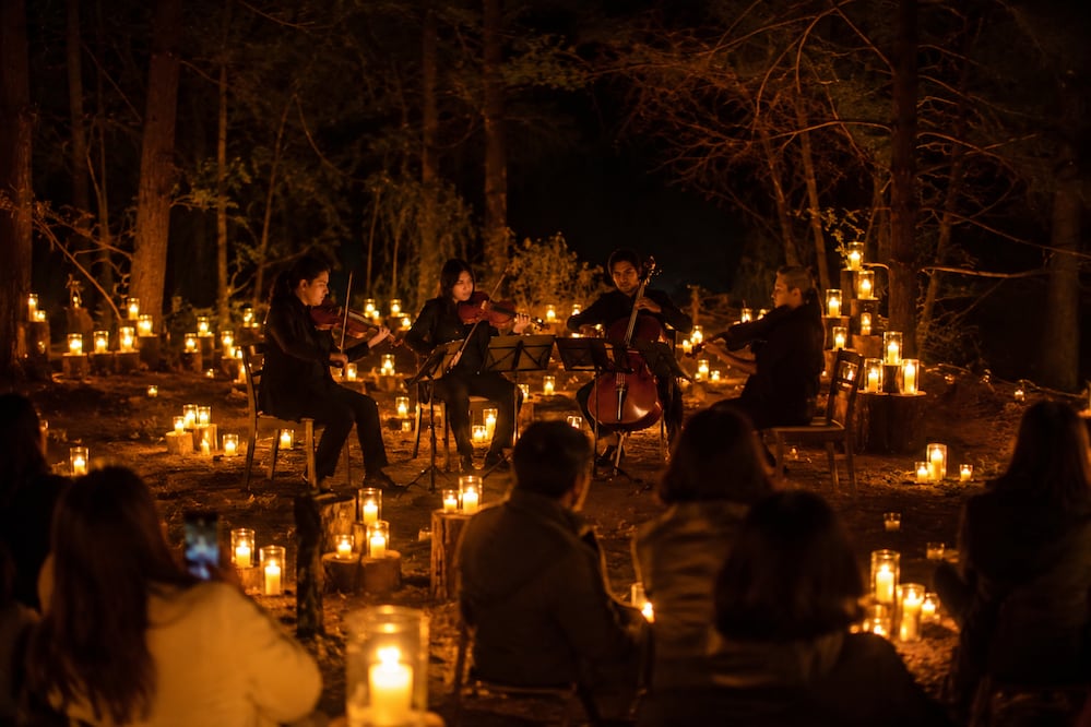Miles de velas, jazz en vivo y el bosque de Mineral del Chico como escenario | Imagen generada con IA